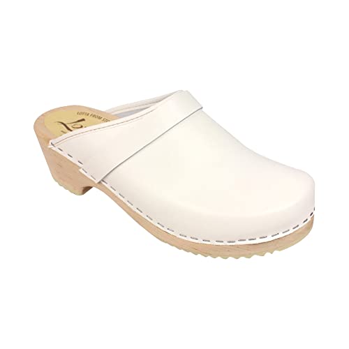 Lotta From Stockholm Schwedische Klassische Clogs für Damen | Niedriger Absatz Schlupf auf hölzernen Plateau Clogs Made in Sweden | PU beschichtetes Leder und Erlenholz Basis I Weiß - Größe 39 Lotta From Stockholm Schwedische Klassische Clogs für Damen | Niedriger Absatz Schlupf auf hölzernen Plateau Clogs Made in Sweden | PU beschichtetes Leder und Erlenholz Basis I Weiß - Größe 39 von Lotta From Stockholm