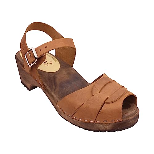 Lotta From Stockholm Schwedische Sandalen Clogs mit niedrigem Absatz I Niedrige Peep Toe Clogs mit erlenbraunem Holzsockel und echtem geöltem Nubukleder-Obermaterial in Braun I Größe 36 Lotta From Stockholm Schwedische Sandalen Clogs mit niedrigem Absatz I Niedrige Peep Toe Clogs mit erlenbraunem Holzsockel und echtem geöltem Nubukleder-Obermaterial in Braun I Größe 36 von Lotta From Stockholm