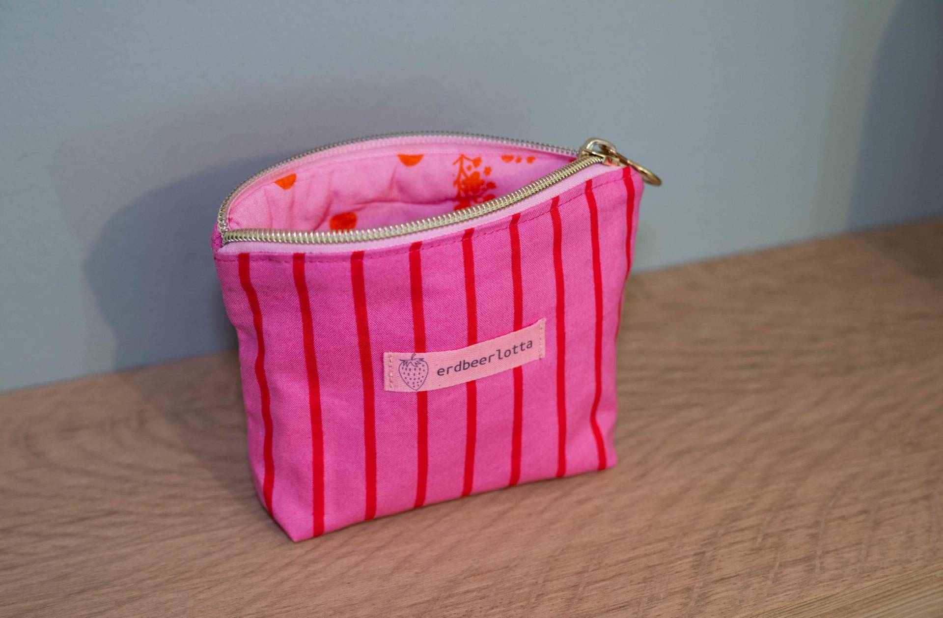 Kosmetiktasche Stripes Pink-Rot Kosmetiktasche Stripes Pink-Rot von LottaArtDesign