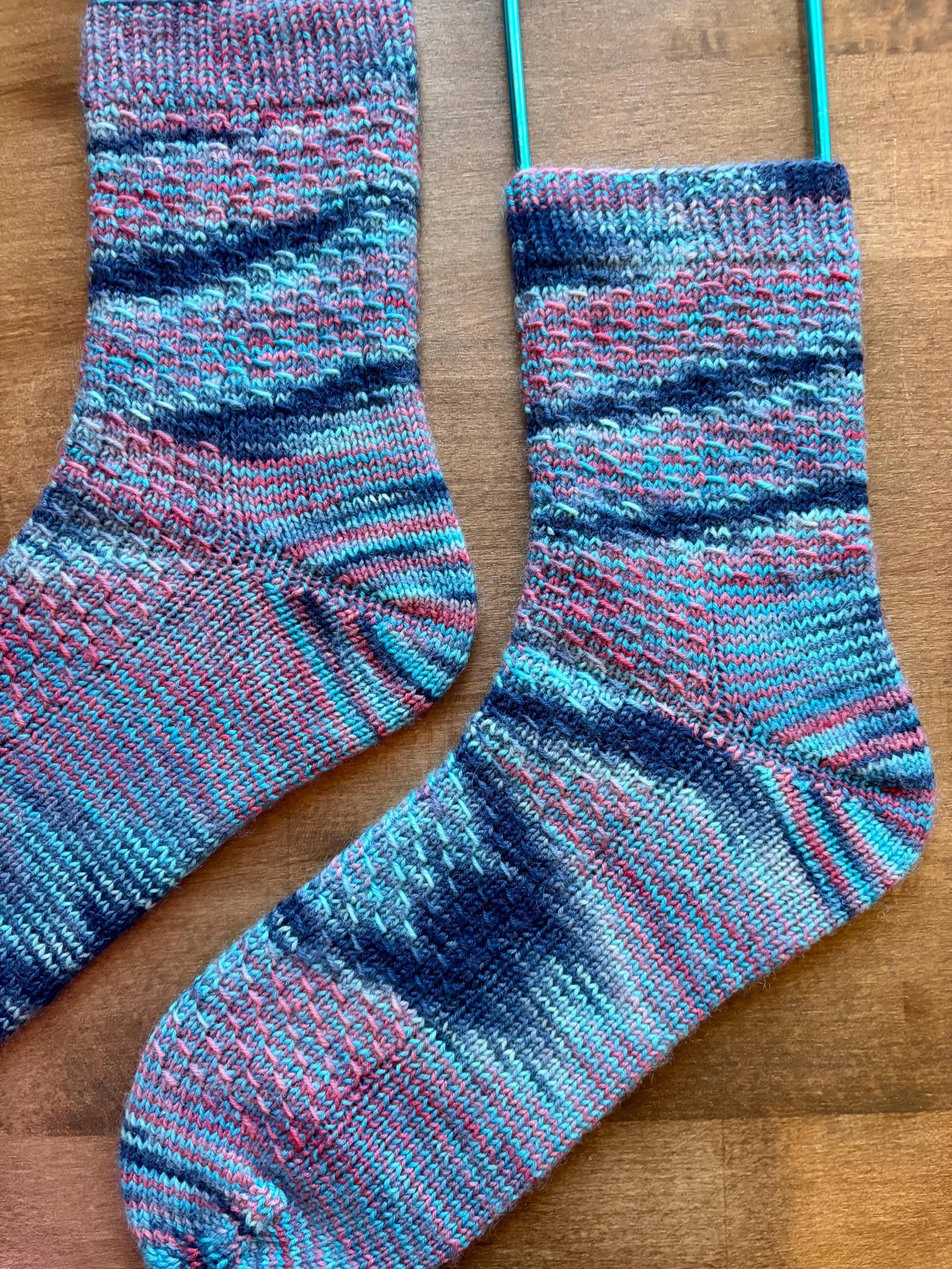 Mustersocken, Handgestrickte Socken, Kuschelsocken | 44/45 von Lottaisknitting