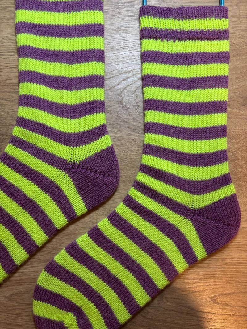 stripe Socks, Handgestrickte Socken, Wollsocken, Kuschelsocken, Socks | 42/43 von Lottaisknitting
