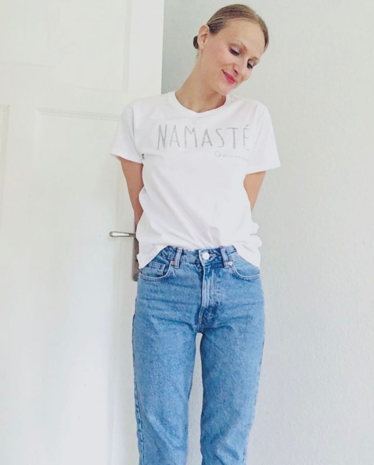 Nachhaltiges Bio-Baumwollshirt Mit Glitzerndem Namasté - Geschenk Für Kleine Und Grosse Yogis Geschenkidee Namasteetshirt von LottaundPepe