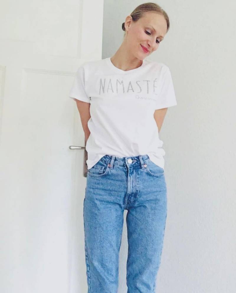 Nachhaltiges Bio-Baumwollshirt Mit Glitzerndem Namasté - Geschenk Für Kleine Und Grosse Yogis Geschenkidee Namasteetshirt Nachhaltiges Bio-Baumwollshirt Mit Glitzerndem Namasté - Geschenk Für Kleine Und Grosse Yogis Geschenkidee Namasteetshirt von LottaundPepe