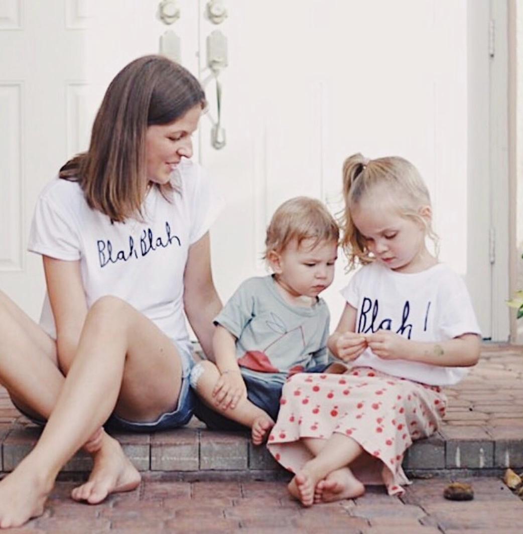 Nachhaltiges Weißes Bio-Baumwollshirt Mit Handentworfenen Glitzerprint Blah - Perfektes Geschenk Für Dich Und Deine Liebsten von LottaundPepe