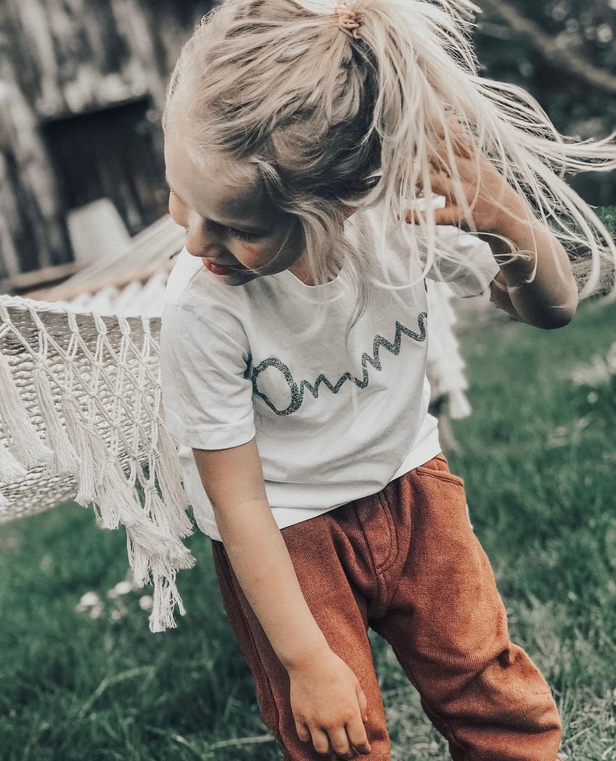 Nachhaltiges Weißes Bio-Baumwollshirt Mit Glitzerndem Flexprint Ommm - Perfektes Geschenk Für Kleine Yogis von LottaundPepe