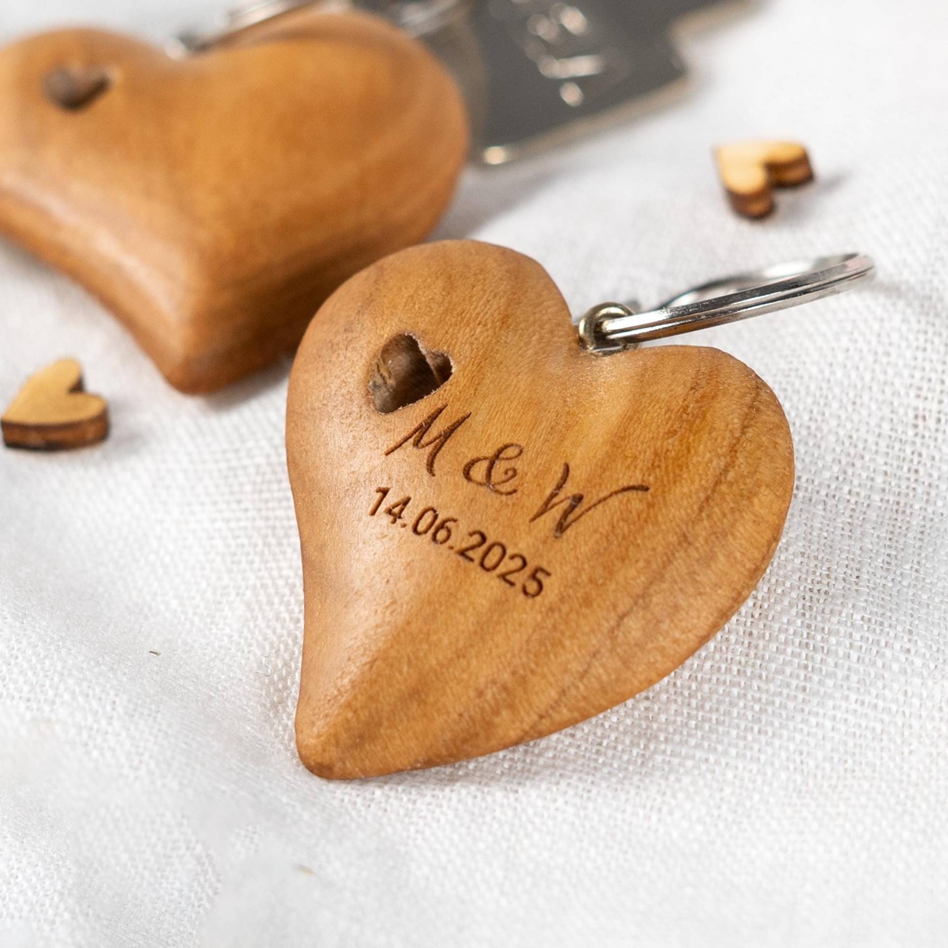 Schlüsselanhänger Herz 6 cm Personalisiert | Hochzeit, Jahrestag, Paare & Brautpaar Geschenkidee Aus Kirschholz Lotteantonhofmeister Schlüsselanhänger Herz 6 cm Personalisiert | Hochzeit, Jahrestag, Paare & Brautpaar Geschenkidee Aus Kirschholz Lotteantonhofmeister von LotteAntonHofmeister
