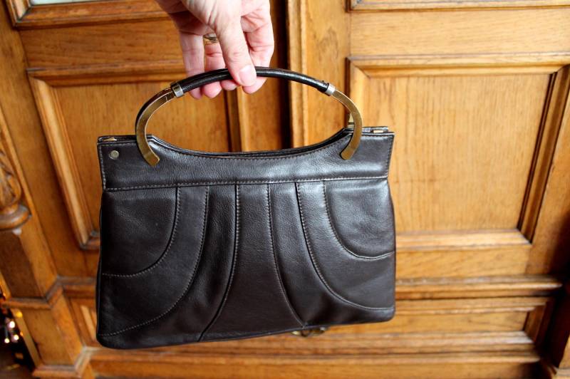 Handtasche, Braune Leder Henkeltasche, 70Er Jahre, Ledertasche Mit Metallhenkel Und Sicherheitsverschluss Handtasche, Braune Leder Henkeltasche, 70Er Jahre, Ledertasche Mit Metallhenkel Und Sicherheitsverschluss von Lottekreativ