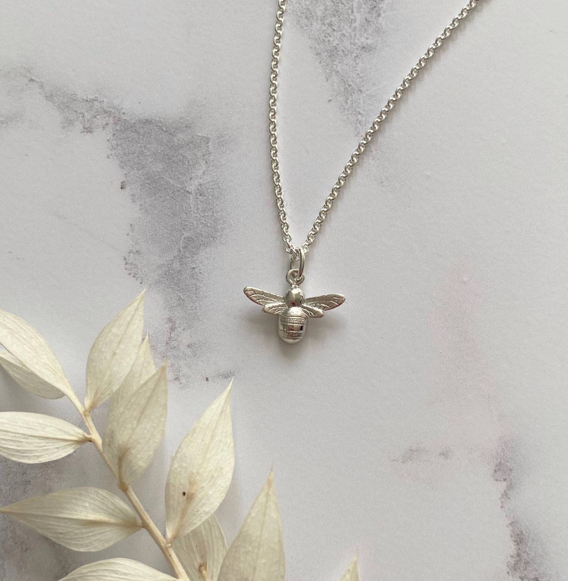 Handgemachte Silber Bumble Bee Halskette, Halskette Anhänger, Charme, Schmuck Handgemachte Silber Bumble Bee Halskette, Halskette Anhänger, Charme, Schmuck von LottieJewellery