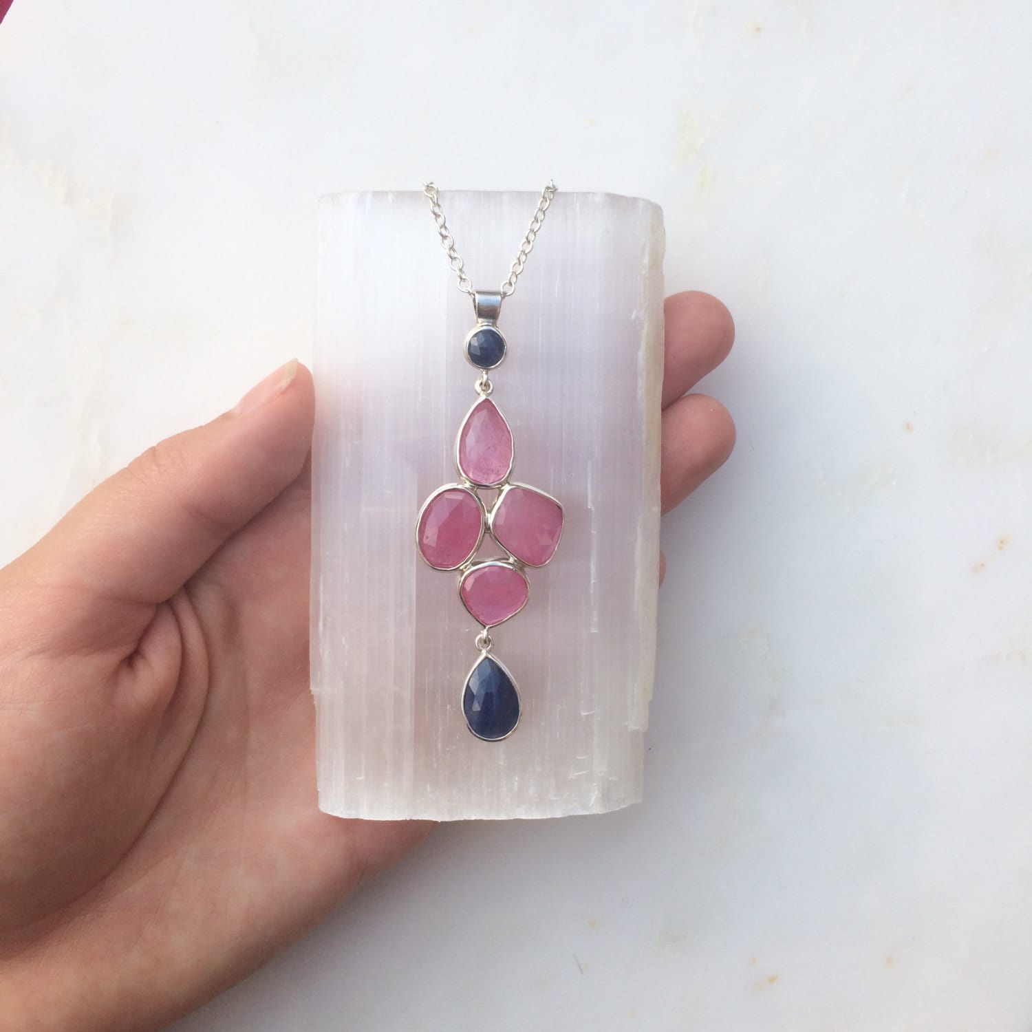 Rosa & Blau Saphir Halskette Rose Schnitt Rosa & Blau Saphir Halskette Rose Schnitt von LottieJewellery