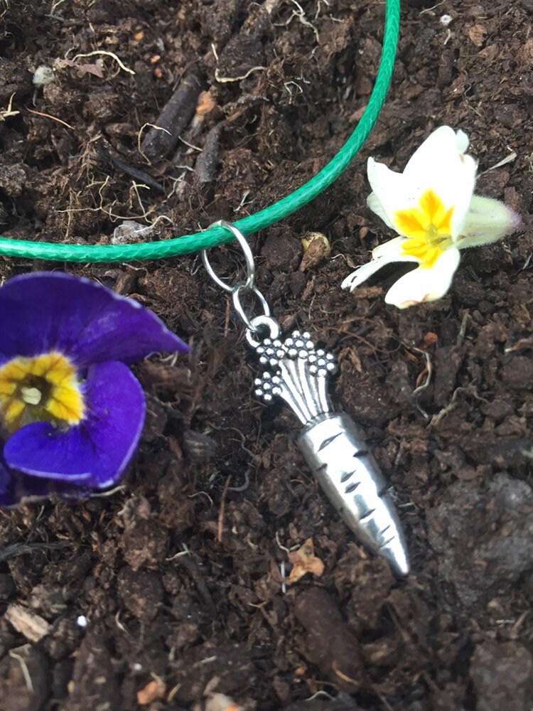 Möhren Charm Kette - Gärtner Geschenk Möhren Charm Kette - Gärtner Geschenk von LottiesJewels
