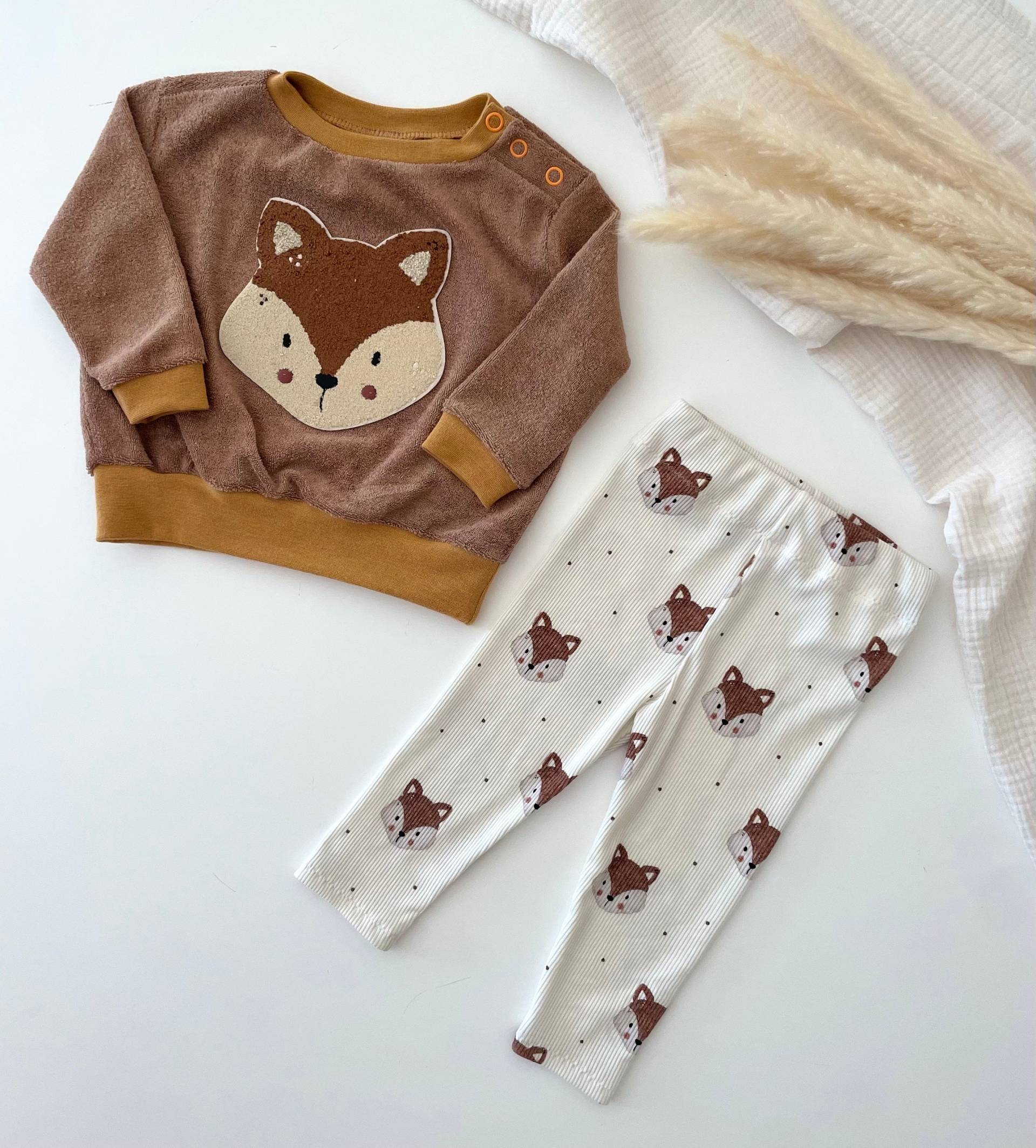Handmade Fuchs Set | Outfit Kinder Frottee Sweater Mit Handmade Patch Und Rib Jersey Leggins Biobaumwolle von LottisHandmade