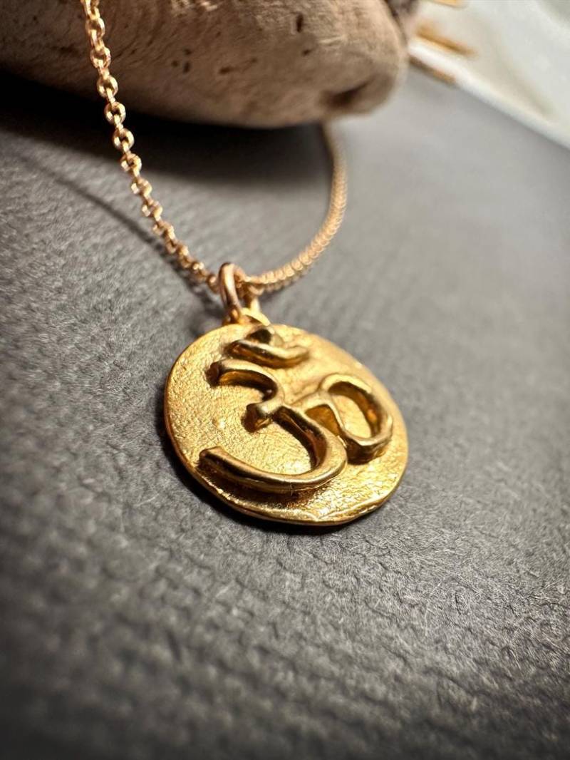 Gold Om Kette 18K Vermeil Aum Anhänger von Lotus411