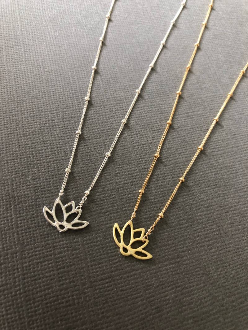 Zierliche Goldene Lotus Kette 18K Vermeil, Spiritueller Schmuck Zierliche Goldene Lotus Kette 18K Vermeil, Spiritueller Schmuck von Lotus411