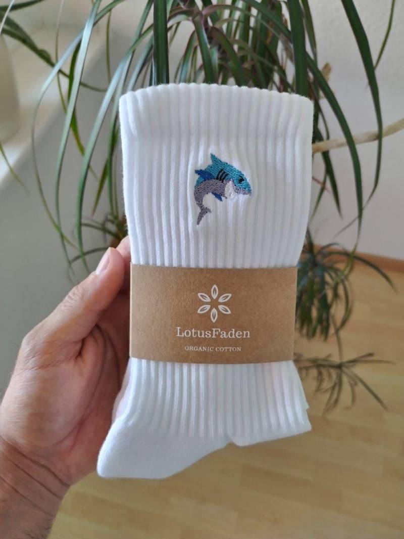 Socken Bestickt Mit Einem Hai | Tennissocken Bio Baumwolle Größe 37-44 Made in Eu Socken Bestickt Mit Einem Hai | Tennissocken Bio Baumwolle Größe 37-44 Made in Eu von LotusFaden