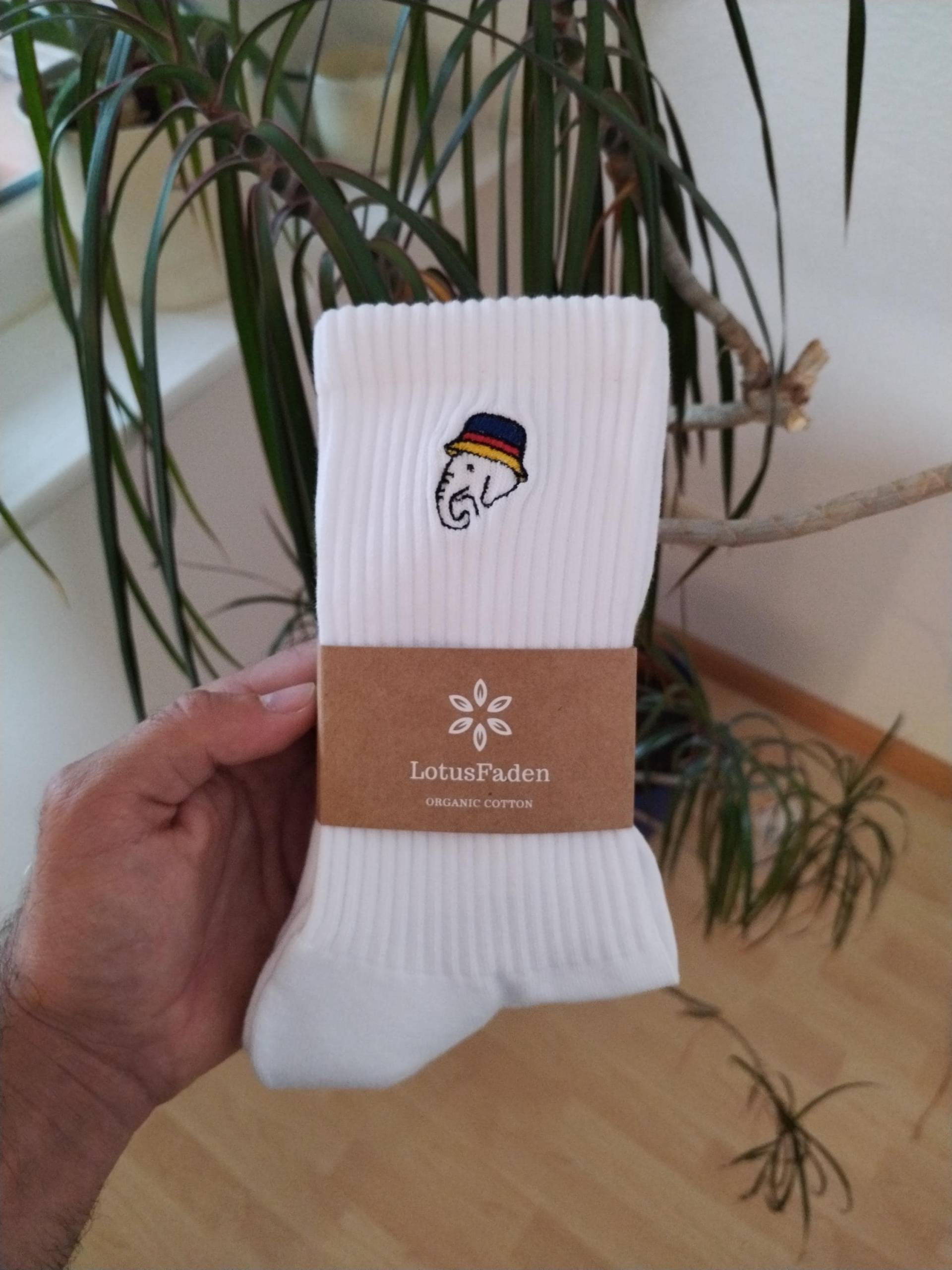 Socken Bestickt Mit Einem Elefant | Anglerelefant | Tennissocken Bio Baumwolle Größe 37-44 Made in Eu Weiß Socken Bestickt Mit Einem Elefant | Anglerelefant | Tennissocken Bio Baumwolle Größe 37-44 Made in Eu Weiß von LotusFaden
