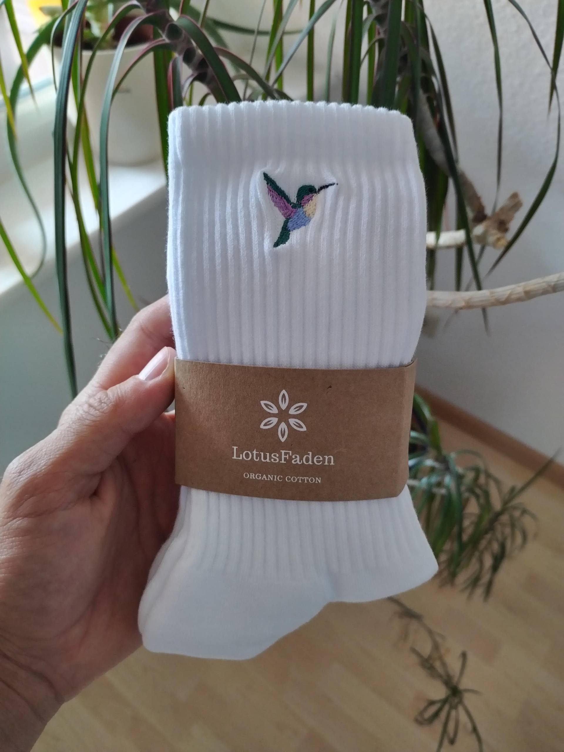 Socken Bestickt Mit Einem Kolibri | Tennissocken Bio Baumwolle Größe 37-44 Made in Eu Weiß Socken Bestickt Mit Einem Kolibri | Tennissocken Bio Baumwolle Größe 37-44 Made in Eu Weiß von LotusFaden