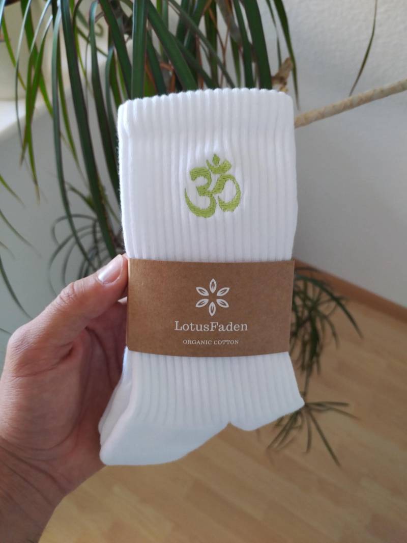 Socken Bestickt Mit Einem Om | Tennissocken Bio Baumwolle Größe 37-44 Made in Eu Weiß Socken Bestickt Mit Einem Om | Tennissocken Bio Baumwolle Größe 37-44 Made in Eu Weiß von LotusFaden