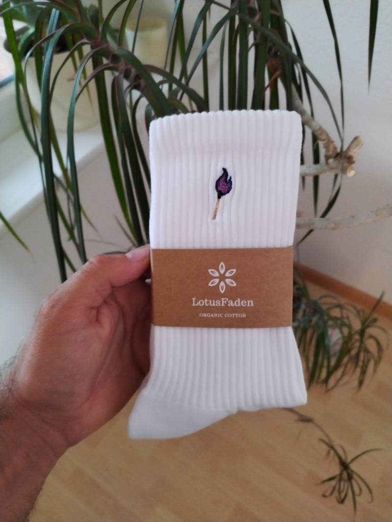 Socken Bestickt Mit Einem Streichholz | Tennissocken Bio Baumwolle Größe 37-44 Made in Eu Weiß Socken Bestickt Mit Einem Streichholz | Tennissocken Bio Baumwolle Größe 37-44 Made in Eu Weiß von LotusFaden