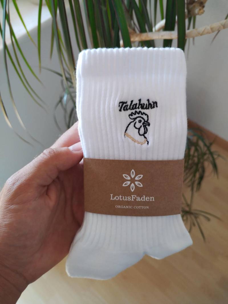 Socken Bestickt Mit Einem Talahuhn | Tennissocken Bio Baumwolle Größe 37-44 Made in Eu Weiß Socken Bestickt Mit Einem Talahuhn | Tennissocken Bio Baumwolle Größe 37-44 Made in Eu Weiß von LotusFaden