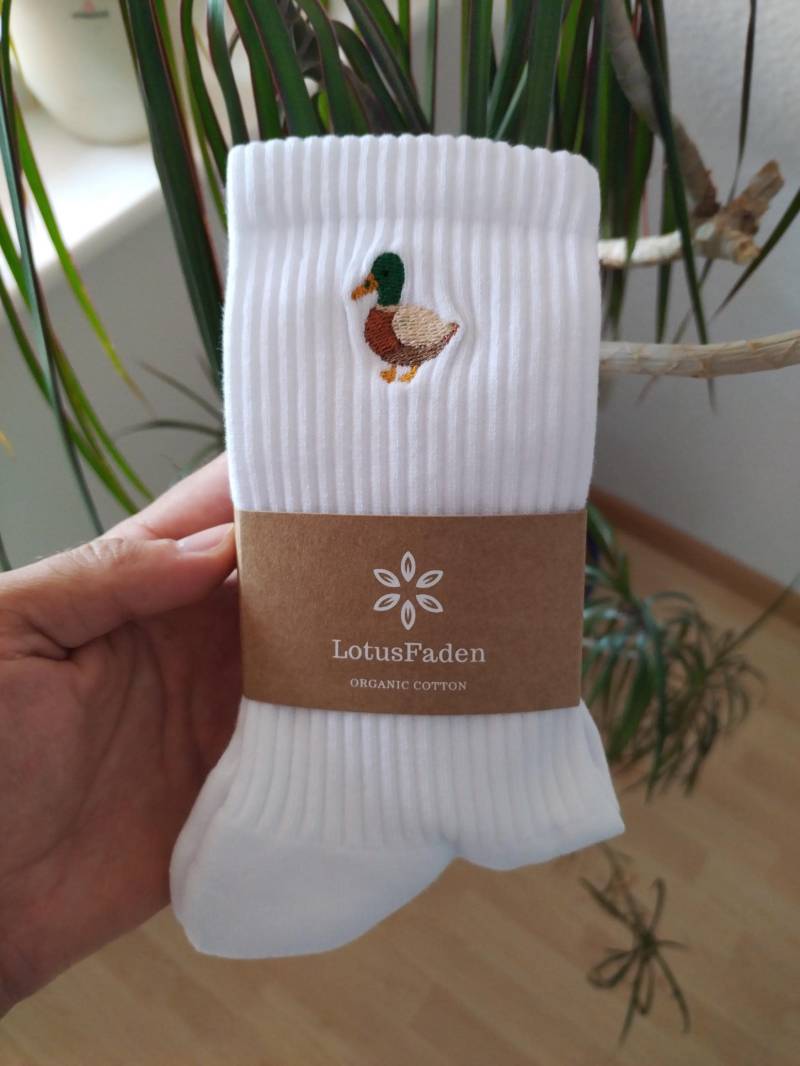 Socken Bestickt Mit Einer Ente | Tennissocken Bio Baumwolle Größe 37-44 Made in Eu Weiß Socken Bestickt Mit Einer Ente | Tennissocken Bio Baumwolle Größe 37-44 Made in Eu Weiß von LotusFaden