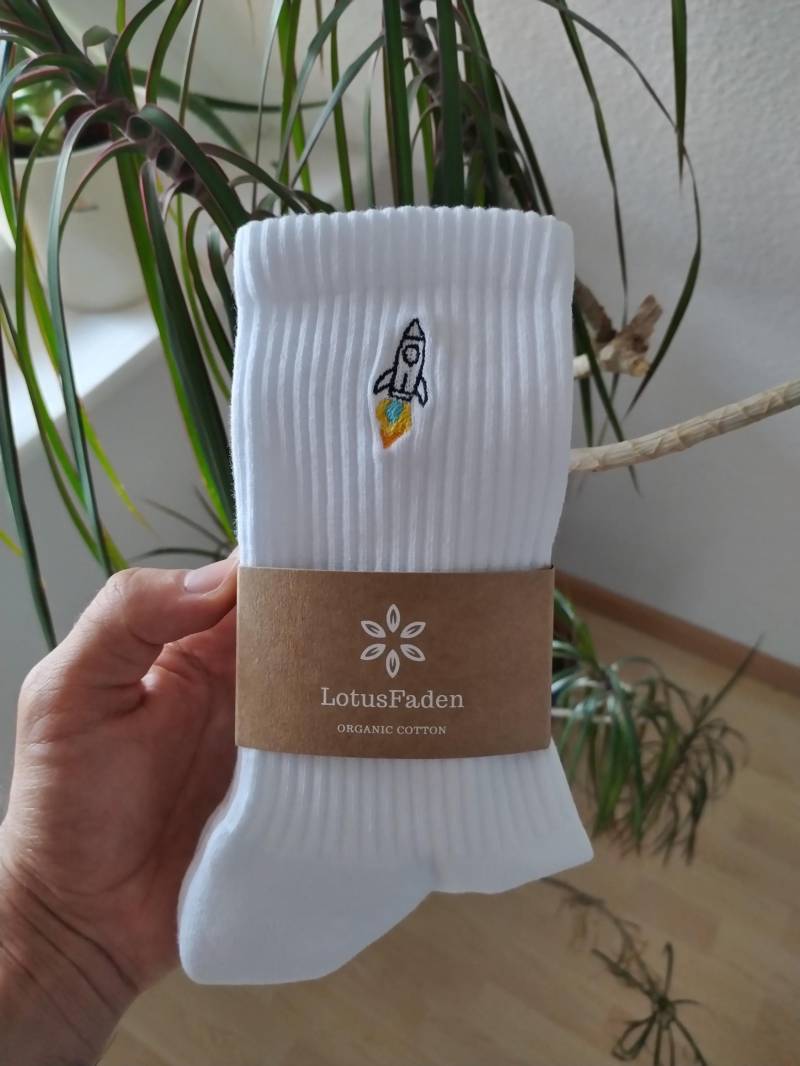Socken Bestickt Mit Einer Rakete| Tennissocken | Bio Baumwolle Größe 37-44 Made in Eu Weiß Socken Bestickt Mit Einer Rakete| Tennissocken | Bio Baumwolle Größe 37-44 Made in Eu Weiß von LotusFaden