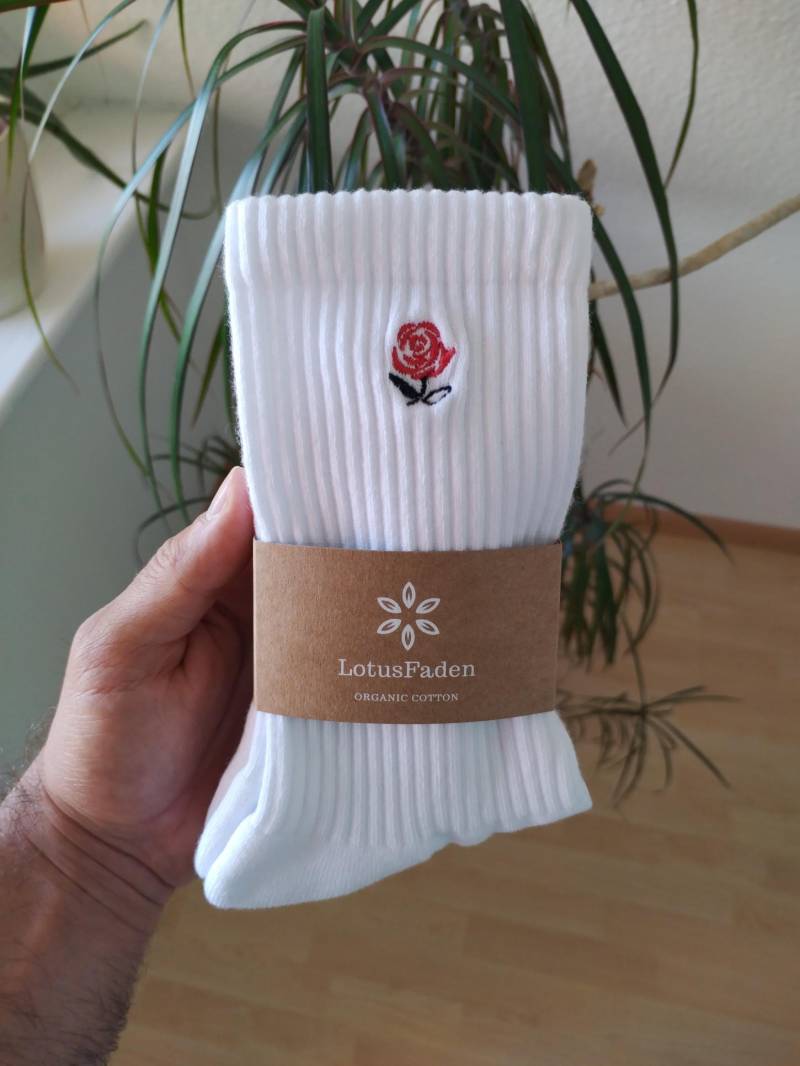 Socken Bestickt Mit Einer Rose | Tennissocken Bio Baumwolle Größe 37-44 Made in Eu Weiß Socken Bestickt Mit Einer Rose | Tennissocken Bio Baumwolle Größe 37-44 Made in Eu Weiß von LotusFaden