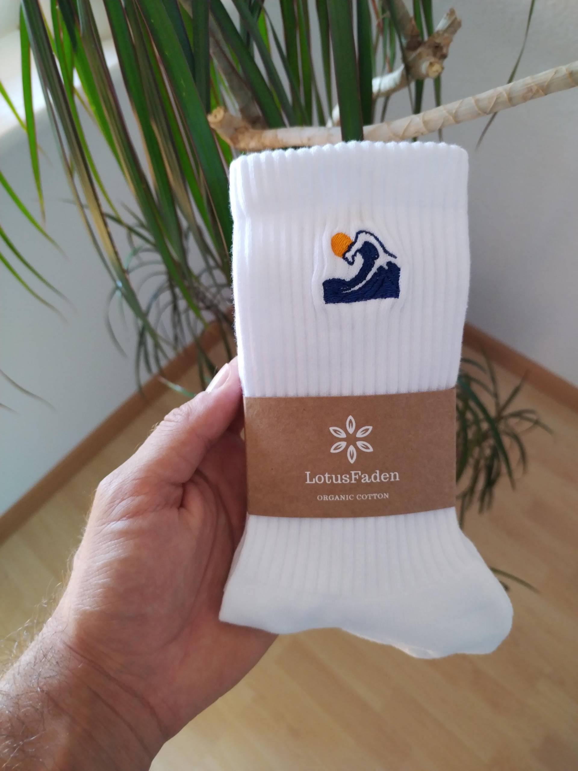 Socken Bestickt Mit Einer Welle | Tennissocken Bio Baumwolle Größe 37-44 Made in Eu Weiß Socken Bestickt Mit Einer Welle | Tennissocken Bio Baumwolle Größe 37-44 Made in Eu Weiß von LotusFaden