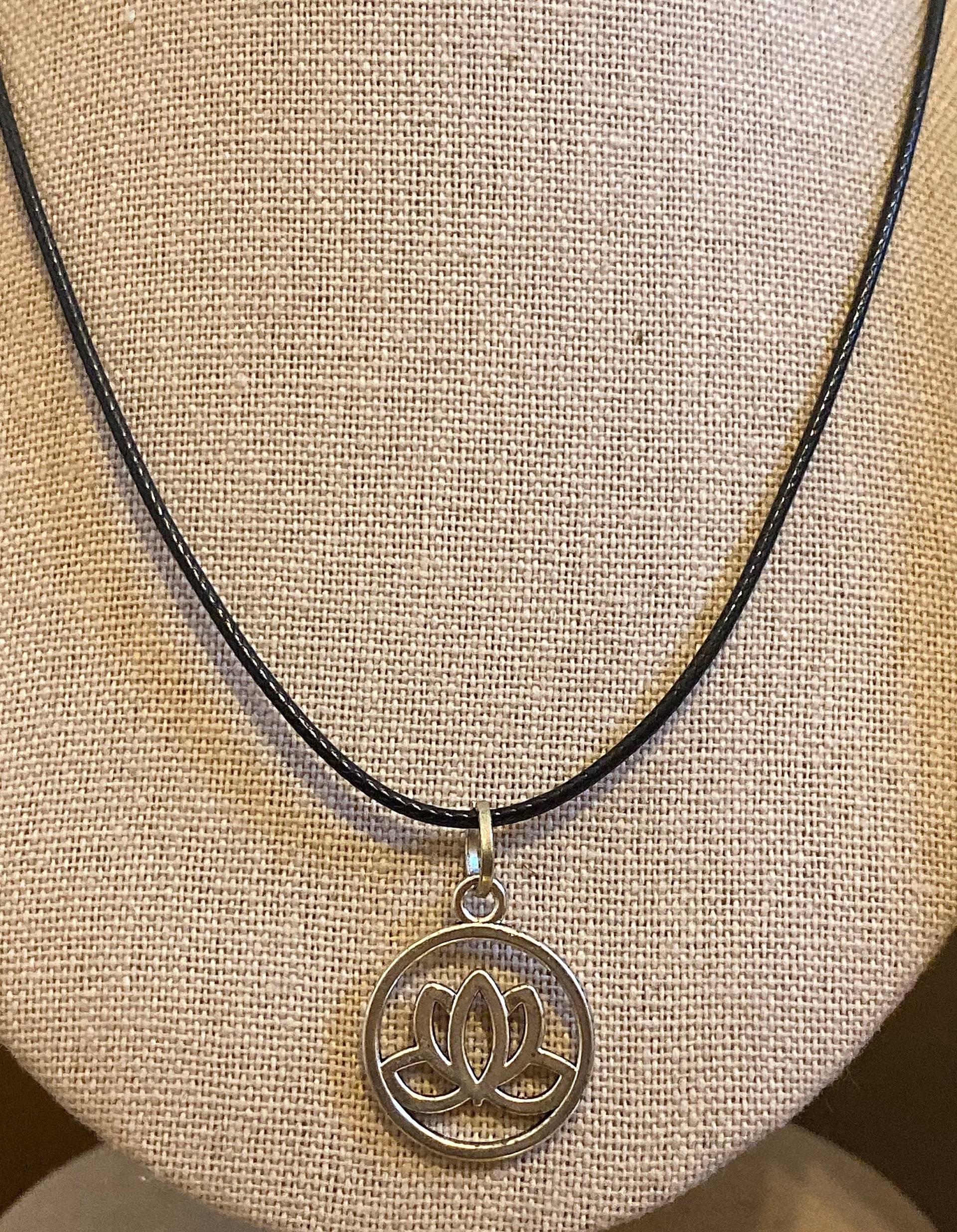 Silber Lotus Halskette Silber Lotus Halskette von LotusHiddenJewels