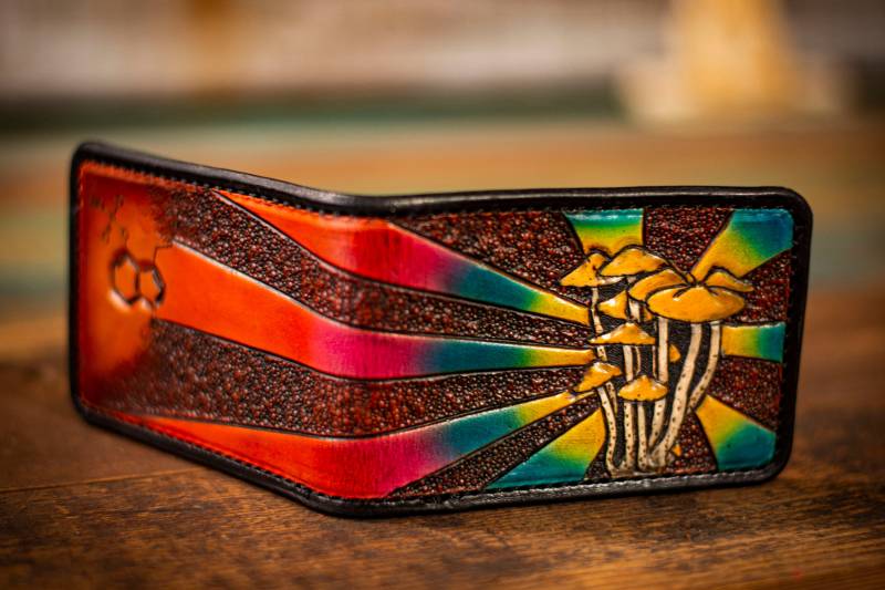 Herren Geldbörse Aus Punziertem Leder | Retro Patchwork Azurfarbene Pilze Phsychedelisch von LotusLeatherStudio