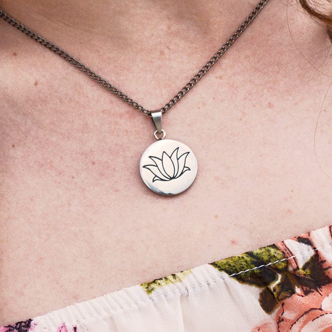 Gravierte Lotus Blume Charm Anhänger Halskette - Ihre Wahl Des Kettenstils Und Der Länge Gravierte Lotus Blume Charm Anhänger Halskette - Ihre Wahl Des Kettenstils Und Der Länge von LotusLionDesign