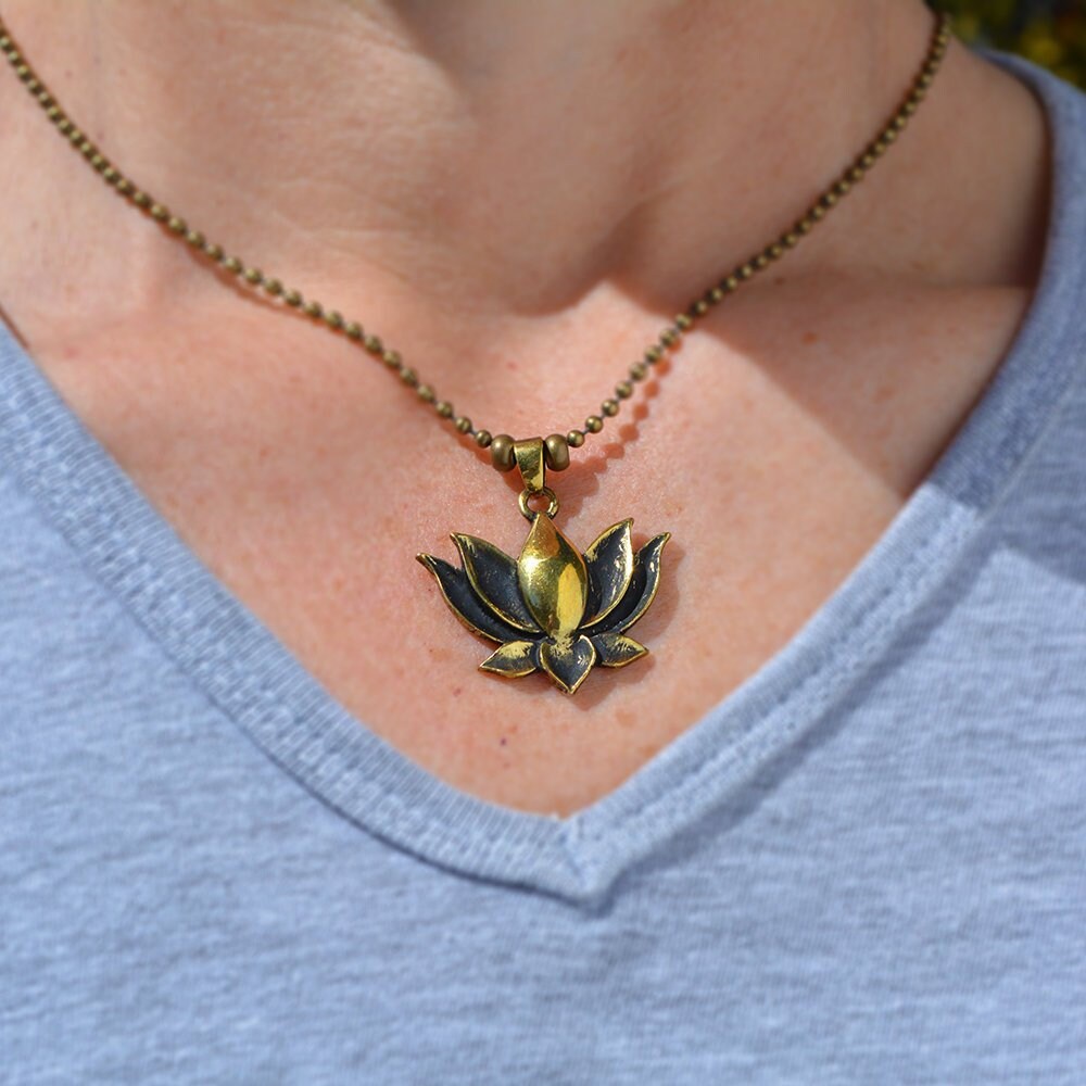 Messing Lotus Blume Charm Anhänger Halskette - 2.4mm Antiqued Edelstahl Kugelkette Messing Lotus Blume Charm Anhänger Halskette - 2.4mm Antiqued Edelstahl Kugelkette von LotusLionDesign