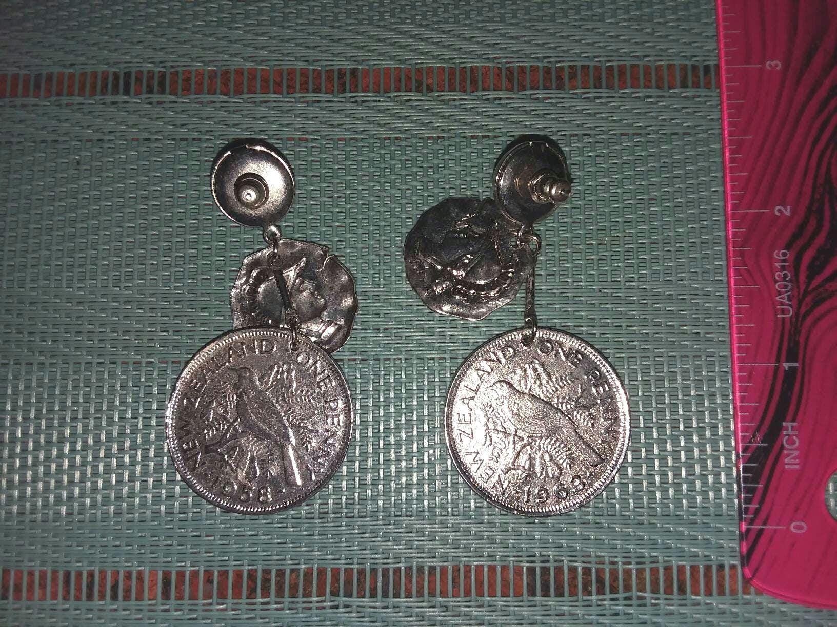 Vintage 1990 Silvertone Immitation Neuseeland Münzen-Ohrringe Vintage 1990 Silvertone Immitation Neuseeland Münzen-Ohrringe von LotusLoLaLas