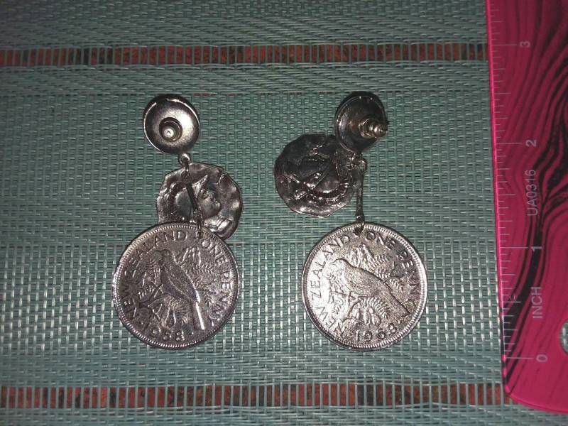 Vintage 1990 Silvertone Immitation Neuseeland Münzen-Ohrringe Vintage 1990 Silvertone Immitation Neuseeland Münzen-Ohrringe von LotusLoLaLas
