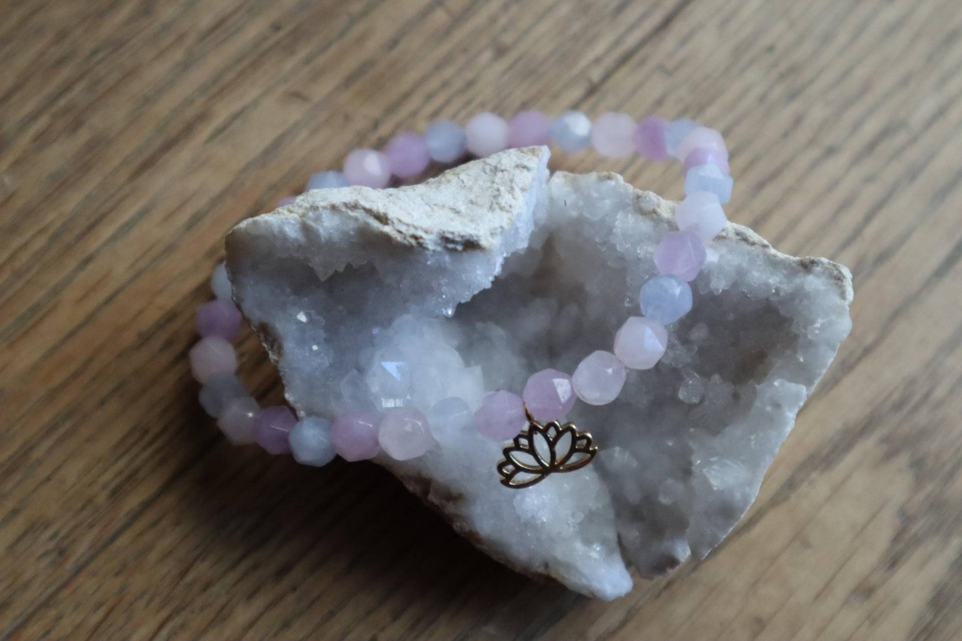 Armband Mit Lotusblüten Anhänger Gold Aquamarin Rosenquarz Amethyst Facettiert Geschenkidee Lotus von LotusMalaLandshut