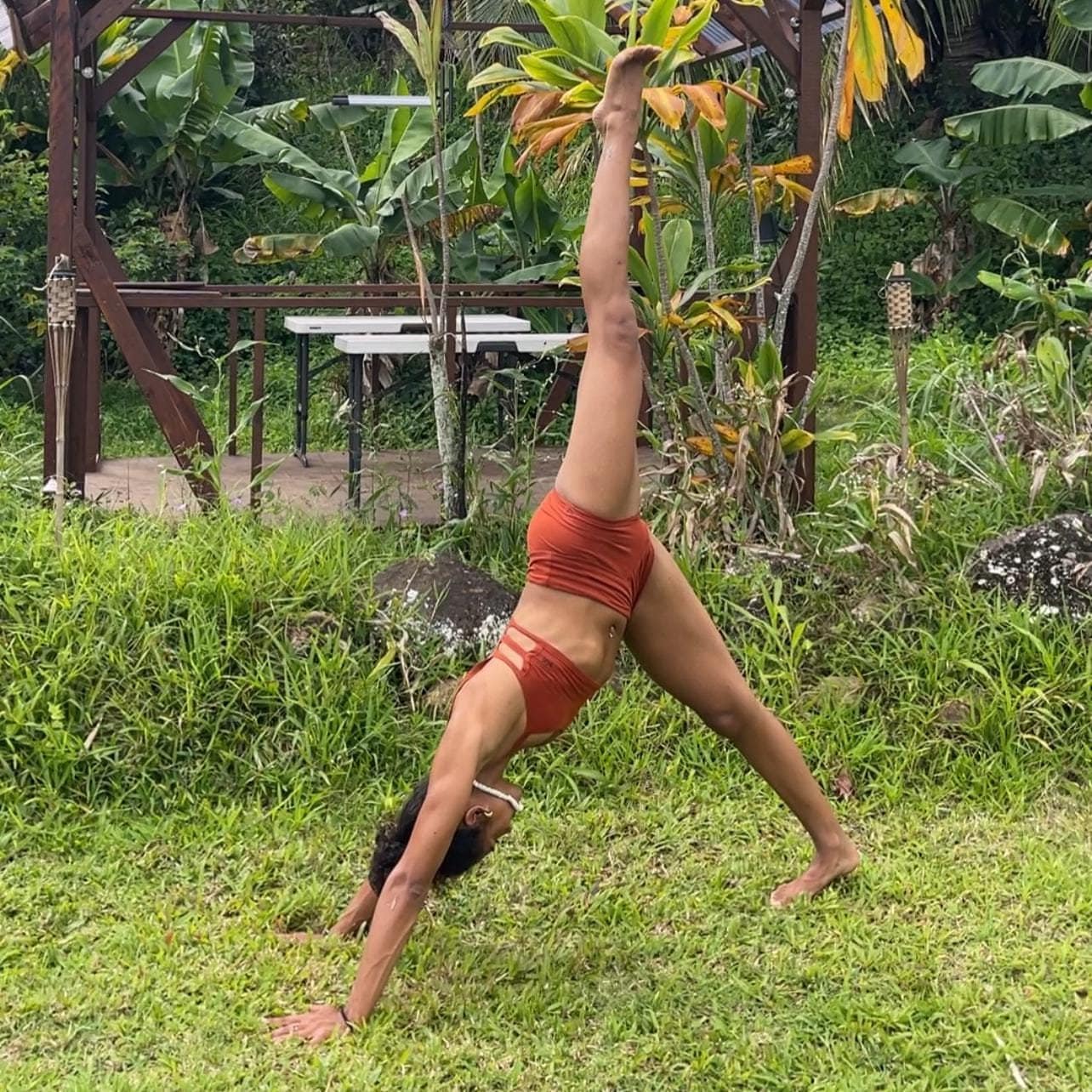 Rostfarbenes Yoga Outfit 2 Teiliges Geschenk Set Triniti Bralette & Shorts Aus Baumwolle Von Lotus Tribe Rostfarbenes Yoga Outfit 2 Teiliges Geschenk Set Triniti Bralette & Shorts Aus Baumwolle Von Lotus Tribe von LotusTribeClothing