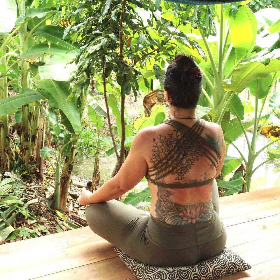 Sage Baru Sport Bh Grünes Baumwoll Top Mit Criss-Cross Rückeneinsatz Von Lotus Tribe von LotusTribeClothing