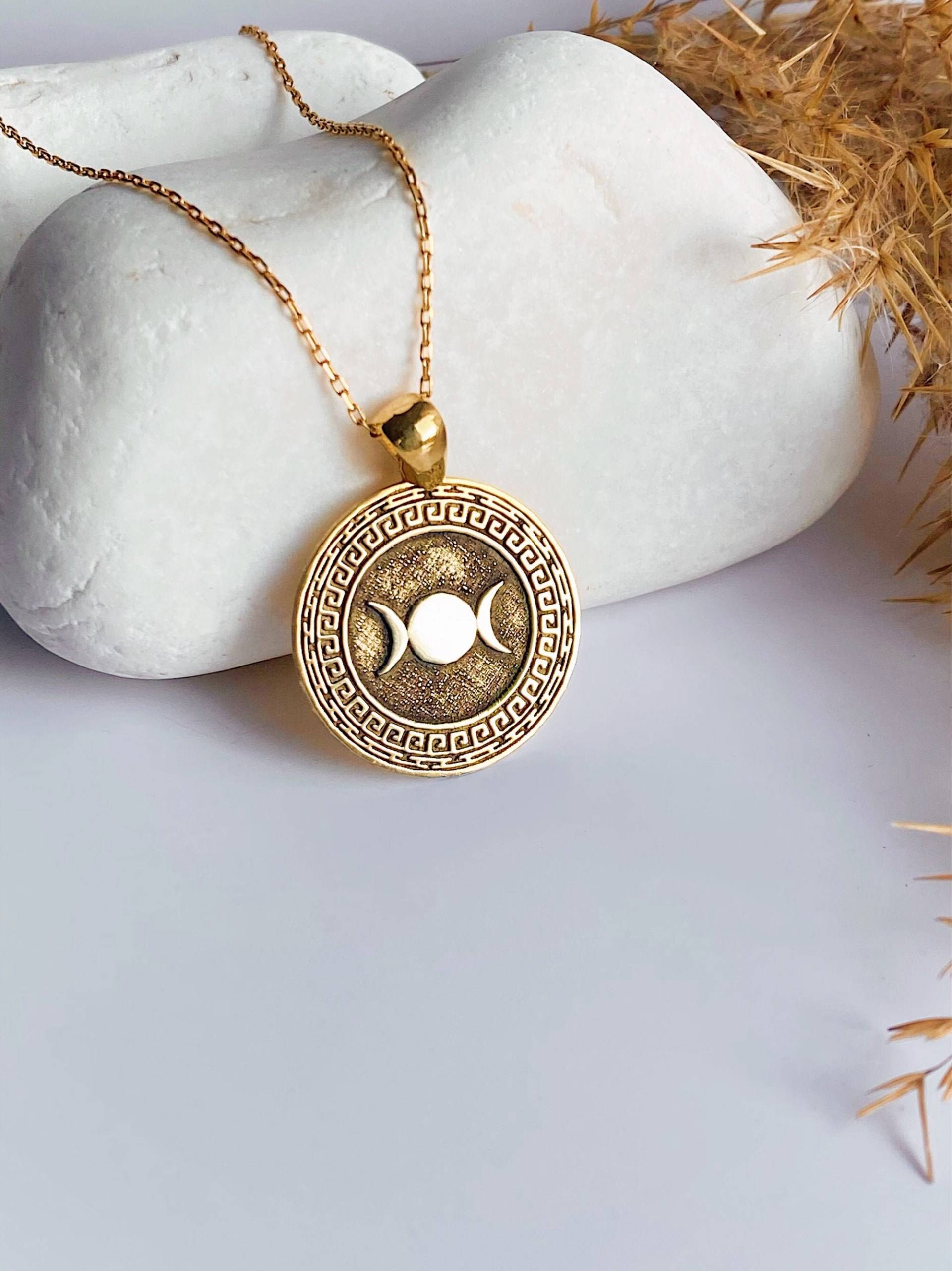 Dreifach Mond Halskette Mit Antikem Muster, Göttin Medaillon Halskette, Beste Geschenk Für Astrologie-Liebhaber Dreifach Mond Halskette Mit Antikem Muster, Göttin Medaillon Halskette, Beste Geschenk Für Astrologie-Liebhaber von Lotusandrisus