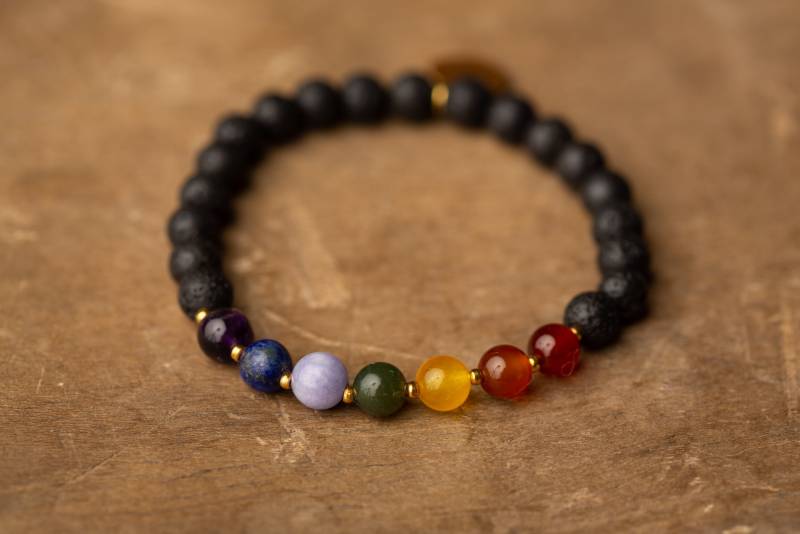 Edelstein Armband Chakra Yoga Schmuck Edelsteinschmuck Geschenk Set | Heilstein Lavastein Freundschaftsarmband Affirmationskarten von Lotuslicht