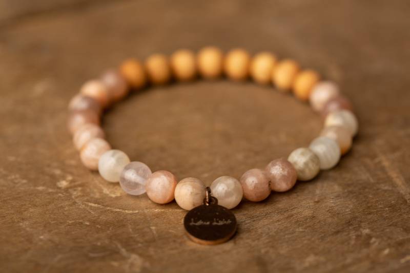 Edelstein Armband Damen Mondstein Yoga Schmuck Edelsteinschmuck Geschenk Set |Heilstein Sandelholz Freundschaftsarmband Affirmationskarten von Lotuslicht
