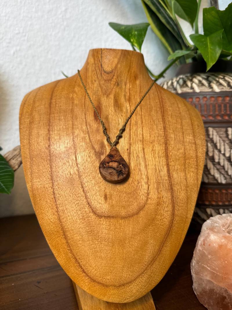 Kastanien Baumperle Handgeschnitzt Makramee Tropfenform Holzmasserungen Größen Verstellbar Holz Anhänger Kette Bohoo von LouAllerlei