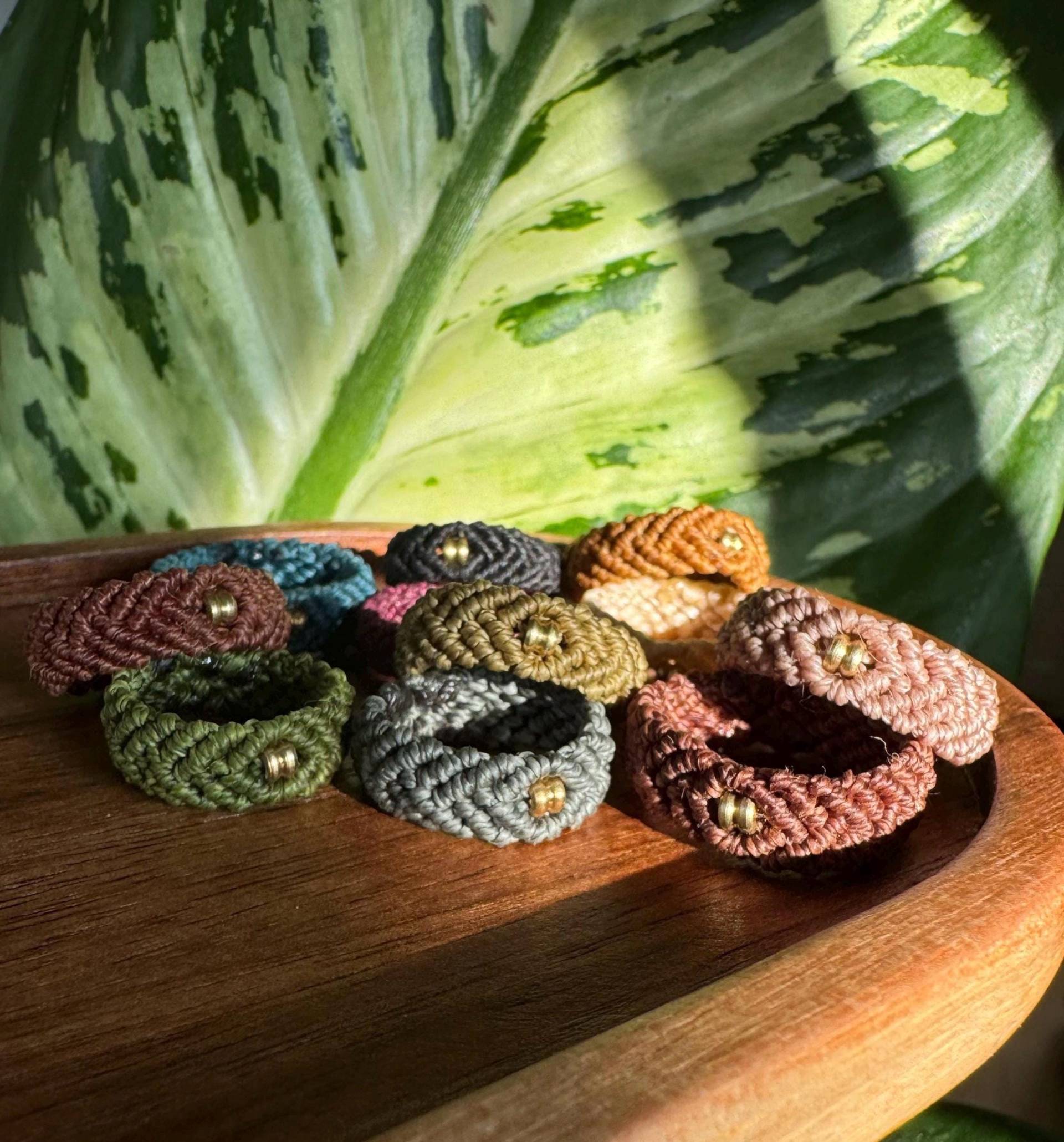 Makramee Ring ~ Naya Mit Messingperle Rille in Verschiedenen Farben Handmade Boho Vintage Schmuck Finggering Gold Makramee Ring ~ Naya Mit Messingperle Rille in Verschiedenen Farben Handmade Boho Vintage Schmuck Finggering Gold von LouAllerlei