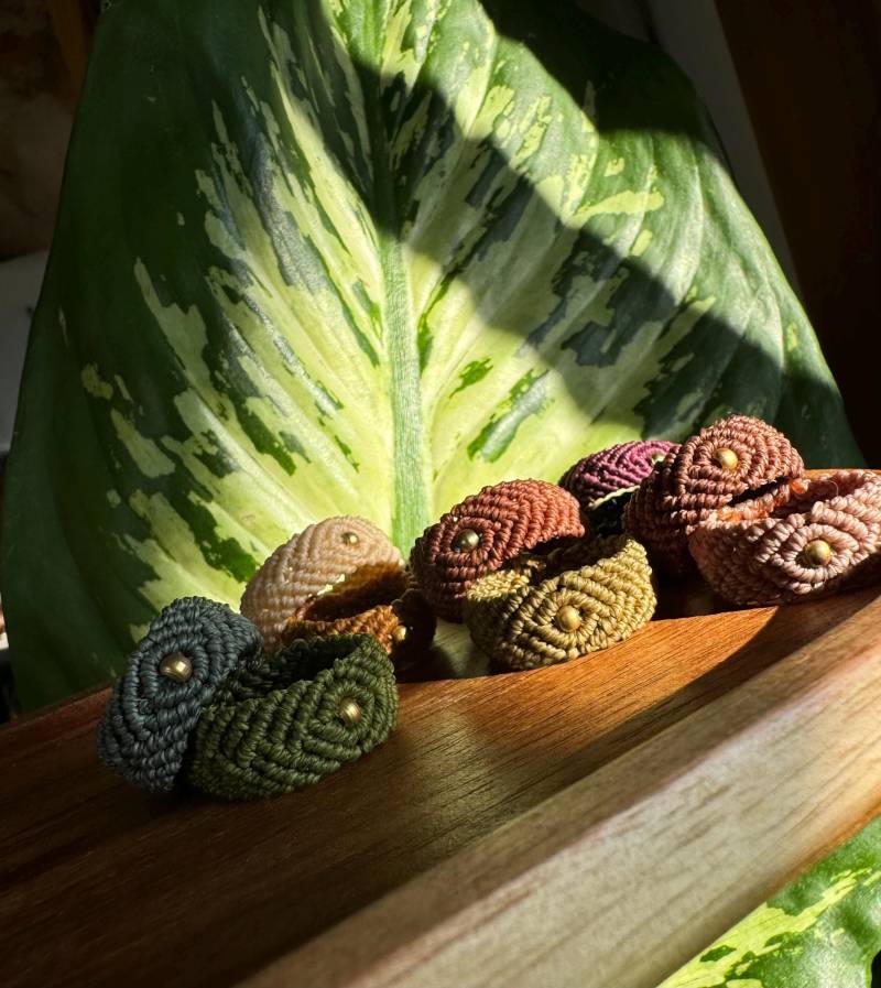 Makramee Ring ~ Runa Mit Messingperle Rund in Verschiedenen Farben Handmade Boho Vintage Schmuck Finggering Gold von LouAllerlei