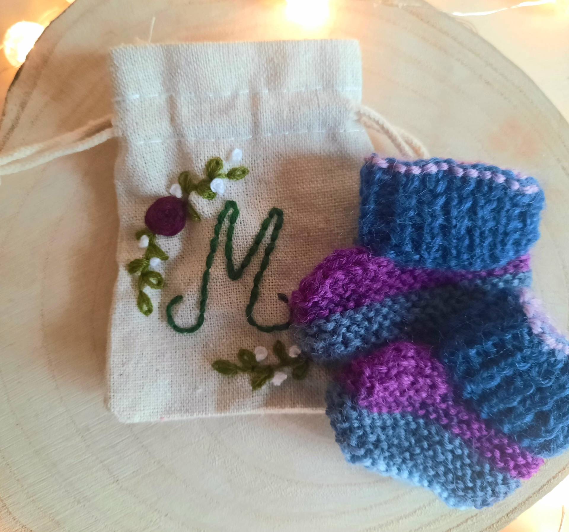 Handbesticktes Säckchen Mit Babysocken Handbesticktes Säckchen Mit Babysocken von LouBaKunst