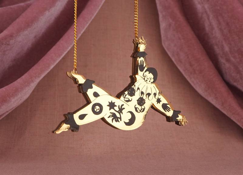 Fallende Pierrot Reversible Statement Halskette - Gold von LouClarkeStudio