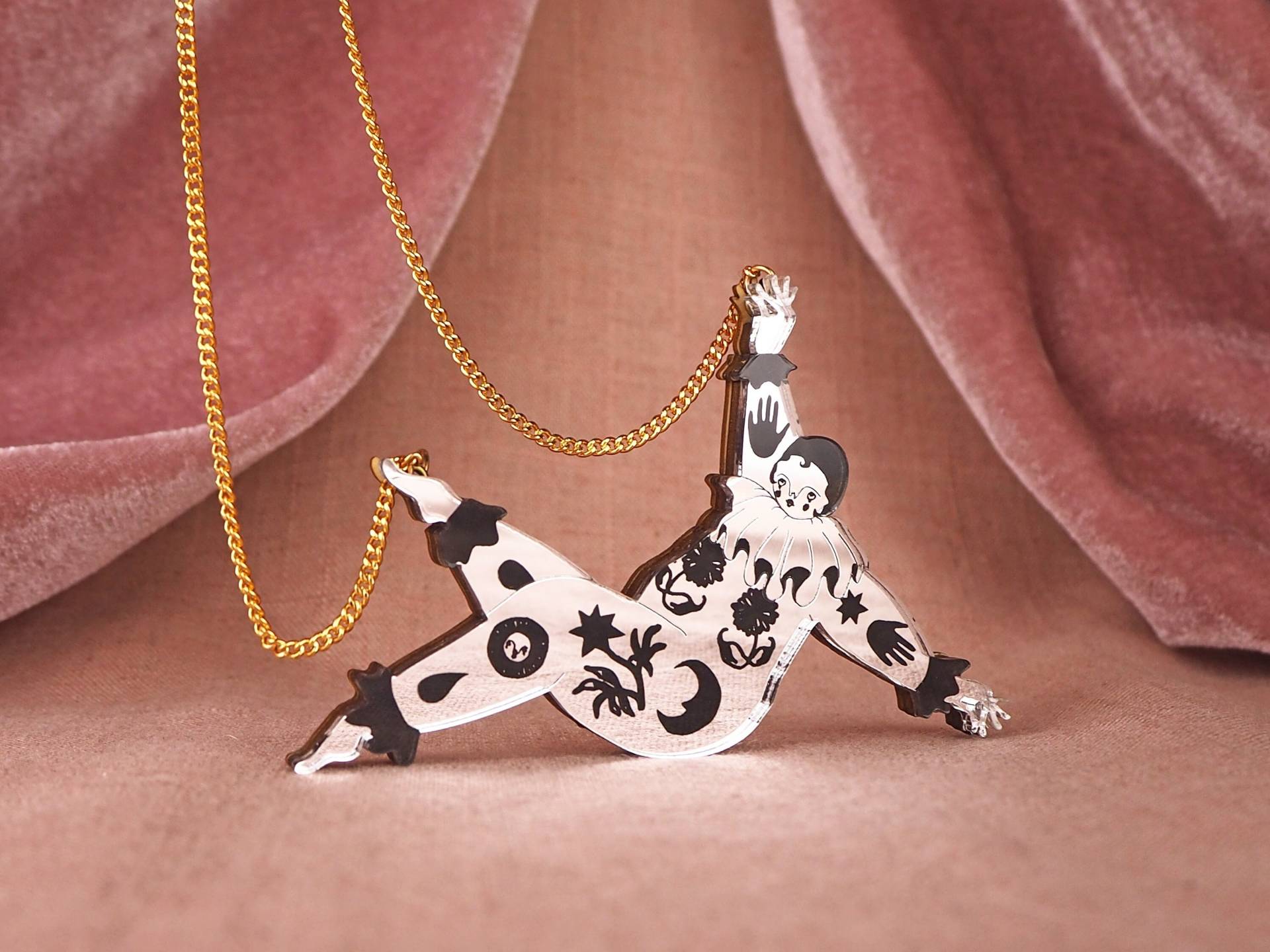 Fallende Pierrot Reversible Statement Halskette - Silber von LouClarkeStudio