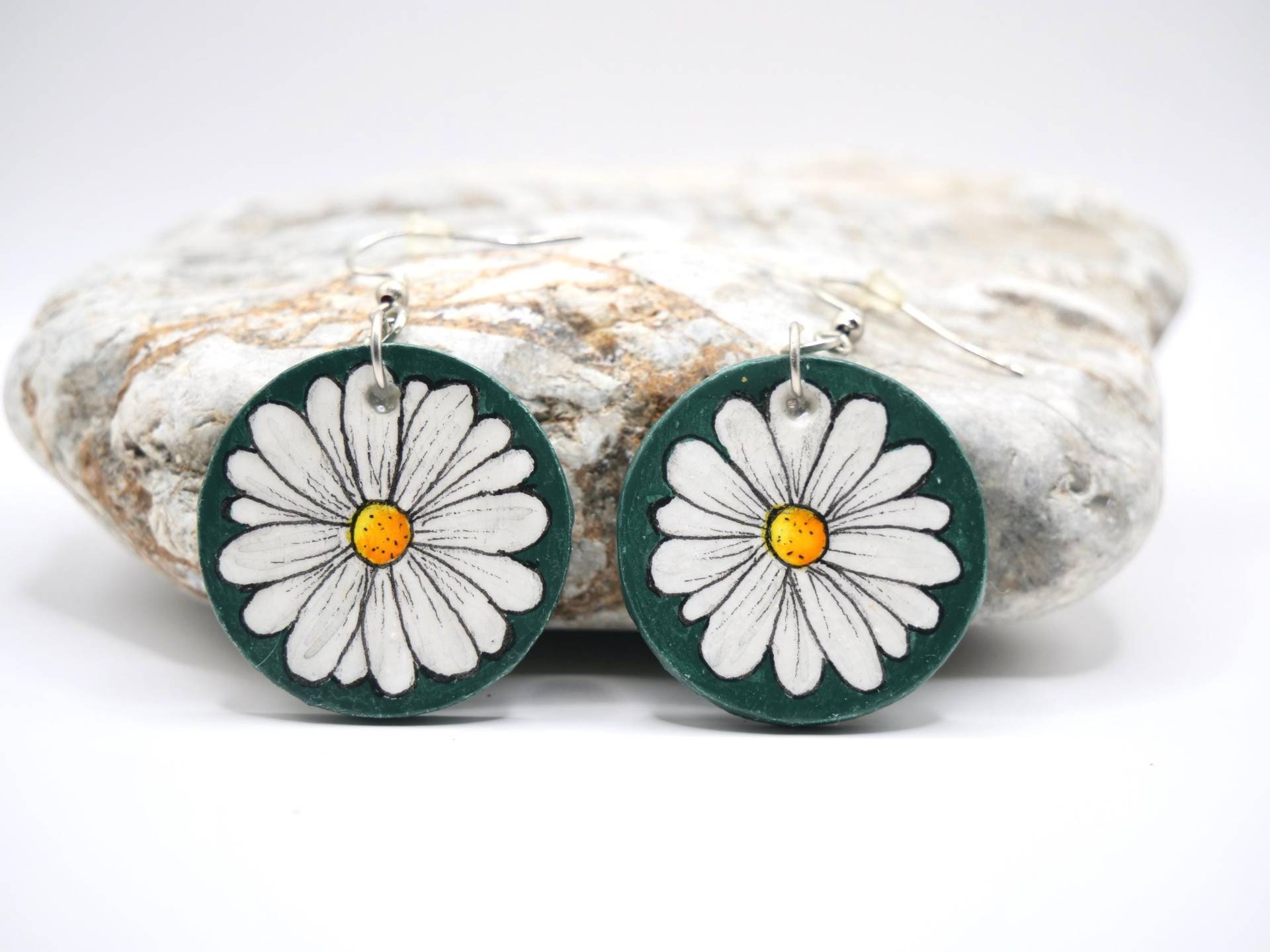 Handbemalte Gänseblümchen-Ohrringe Aus Holz Und Silber - Unikat, Leicht & Groß, Geschenkidee Für Mama, Freundin, Geschenk Handbemalte Gänseblümchen-Ohrringe Aus Holz Und Silber - Unikat, Leicht & Groß, Geschenkidee Für Mama, Freundin, Geschenk von LouMilouKreativ