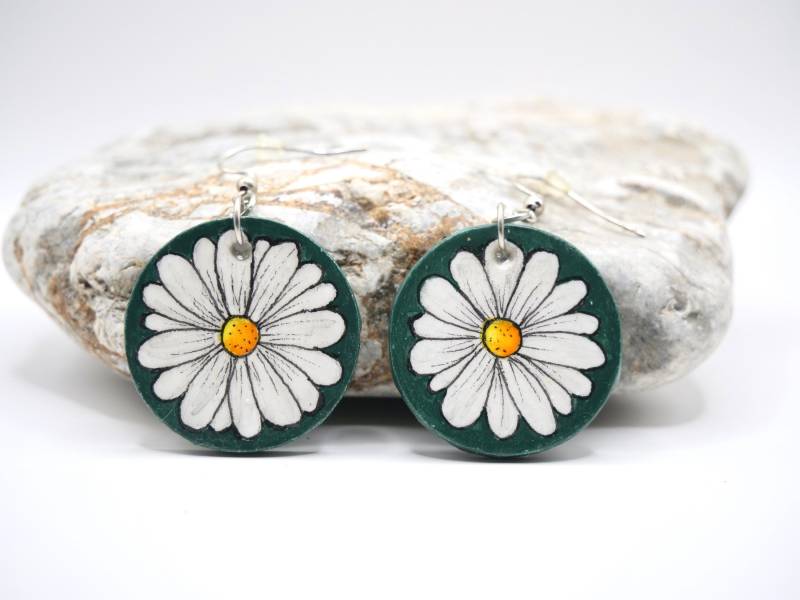 Handbemalte Gänseblümchen-Ohrringe Aus Holz Und Silber - Unikat, Leicht & Groß, Geschenkidee Für Mama, Freundin, Geschenk Handbemalte Gänseblümchen-Ohrringe Aus Holz Und Silber - Unikat, Leicht & Groß, Geschenkidee Für Mama, Freundin, Geschenk von LouMilouKreativ