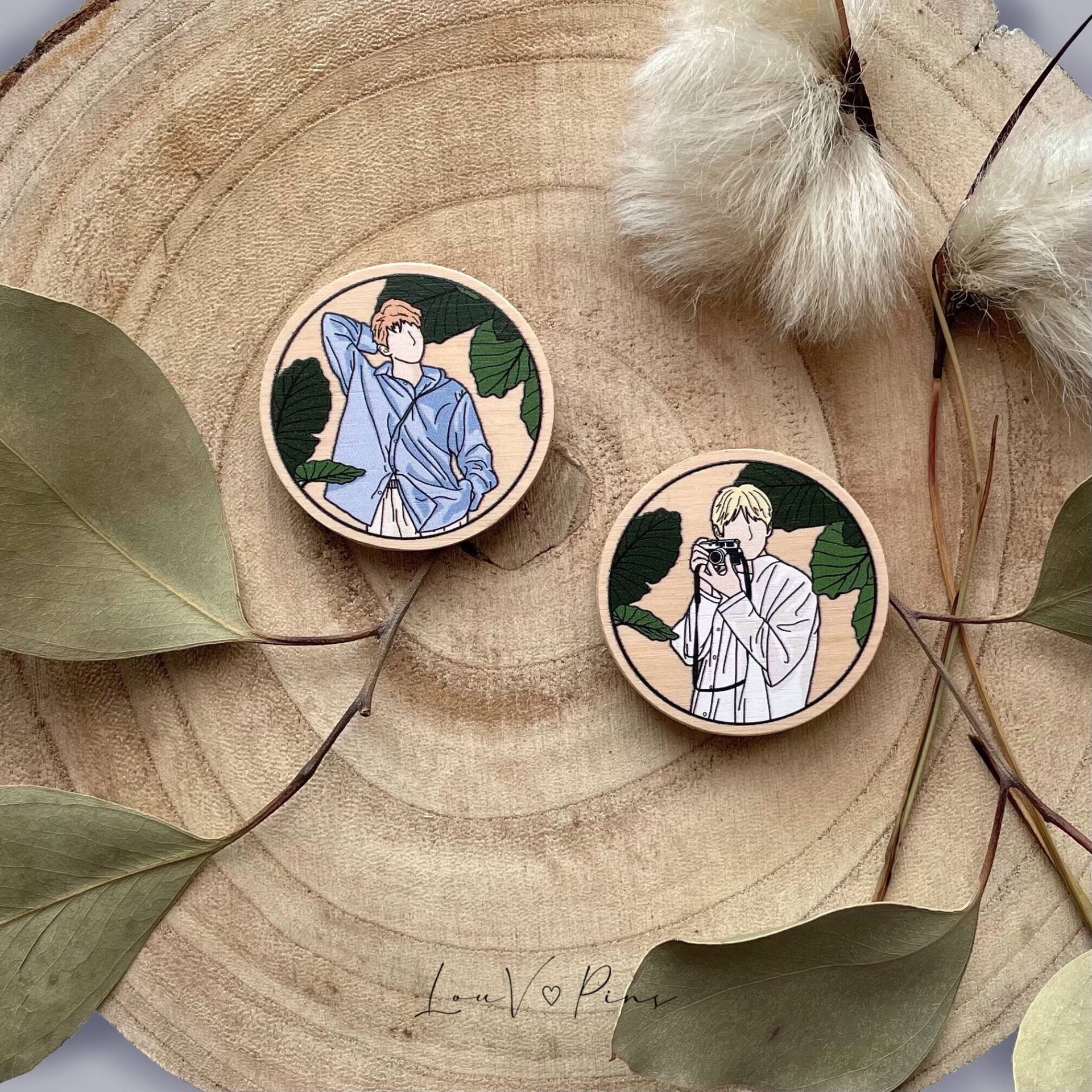 The Photographer Tae & Model Joon - Bts Holz Pin von LouVPinsShop
