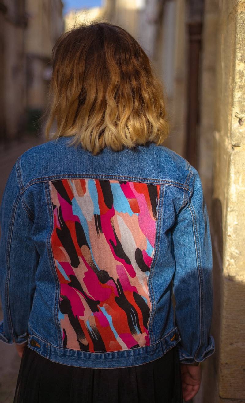 Jeansjacke „Éclat", Tarnmuster, Polyesterstoff, Upcycling-Jacke, Einzelstück, Handgefertigt von LoucoudUpcycling