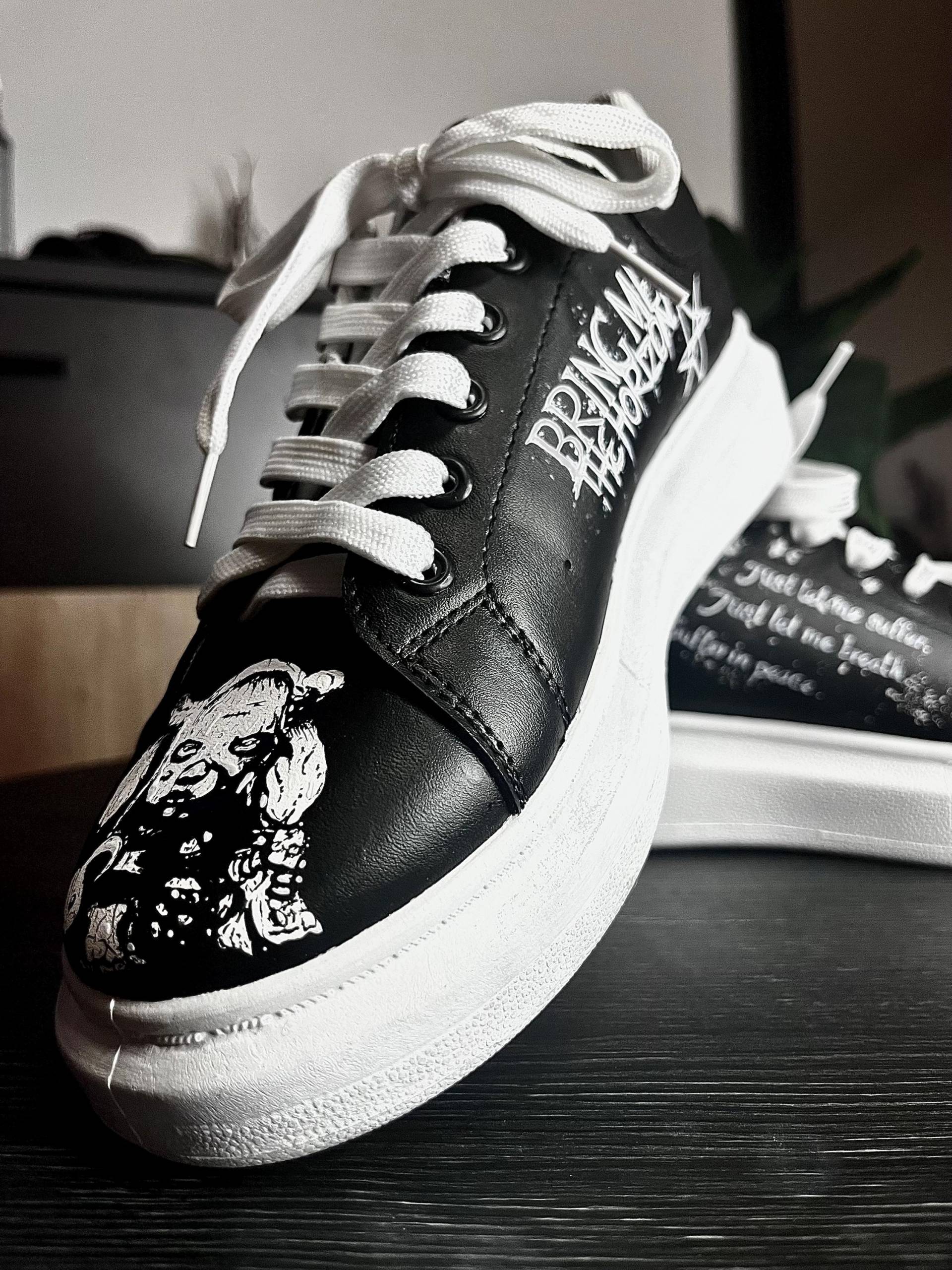 Handbemalte Bmth Tour Inspirierte Benutzerdefinierte Sneakers Handbemalte Bmth Tour Inspirierte Benutzerdefinierte Sneakers von LoudandStyle
